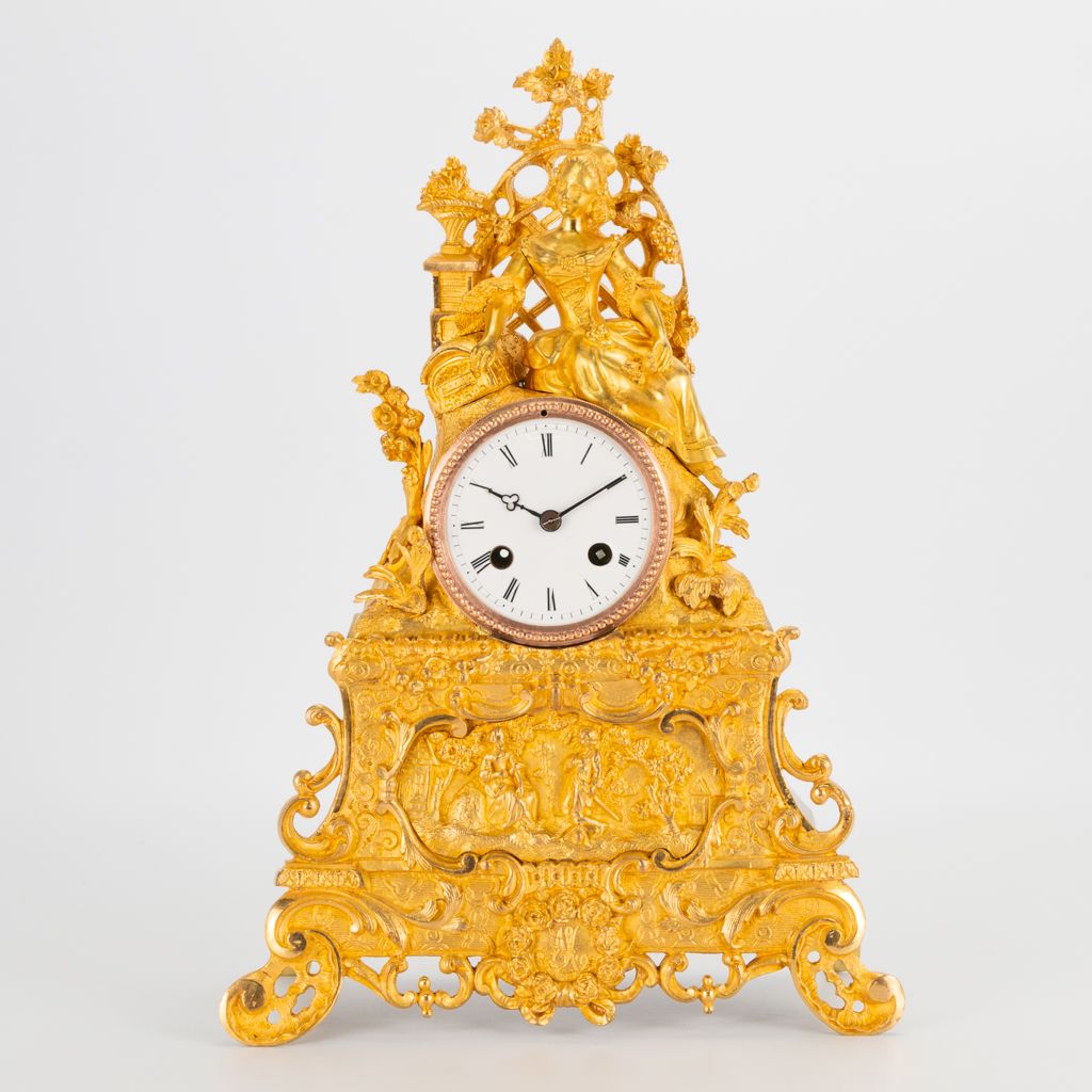 Null A ormolu gilt table clock made of bronze with a figurine of a lady and roma&hellip;