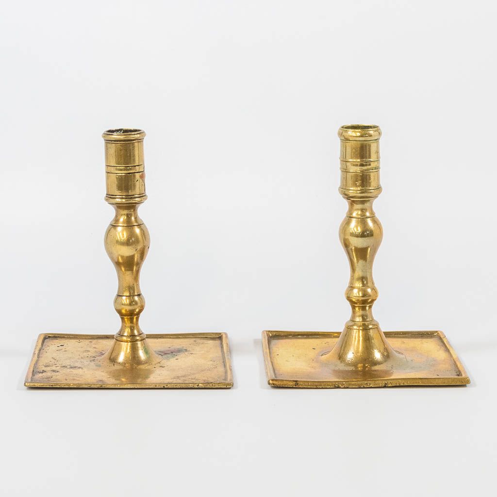 Null A pair of antique candlesticks, made of bronze. 18th century. (12,5 x 12,5 &hellip;