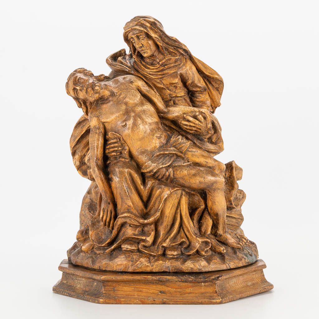 Null A wood sculptured Pietà, 17th/18th century. (14 x 28 x 36 cm)