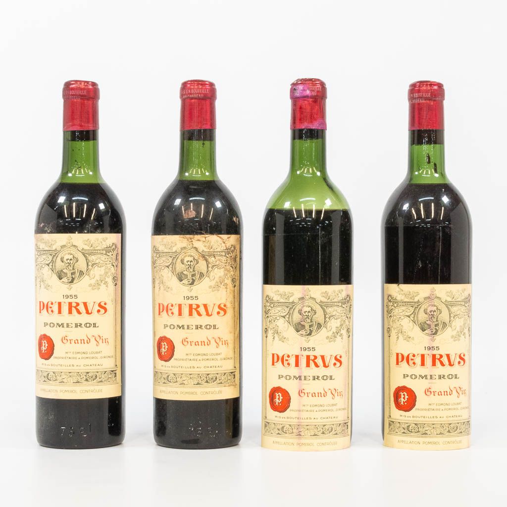 Null Eine Sammlung von 4 Flaschen Château Petrus 1955.