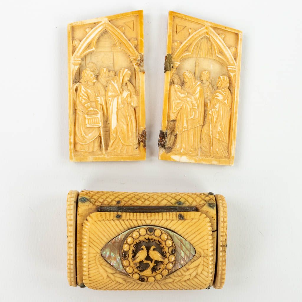 Null 一幅象牙制的古董双联画 "基督的诞生"，具有哥特式复兴风格。另外还有一个骨制的小饰品盒，上面有一个雕塑的十字架，镶嵌着珍珠母。18/19世纪。(4,5&hellip;