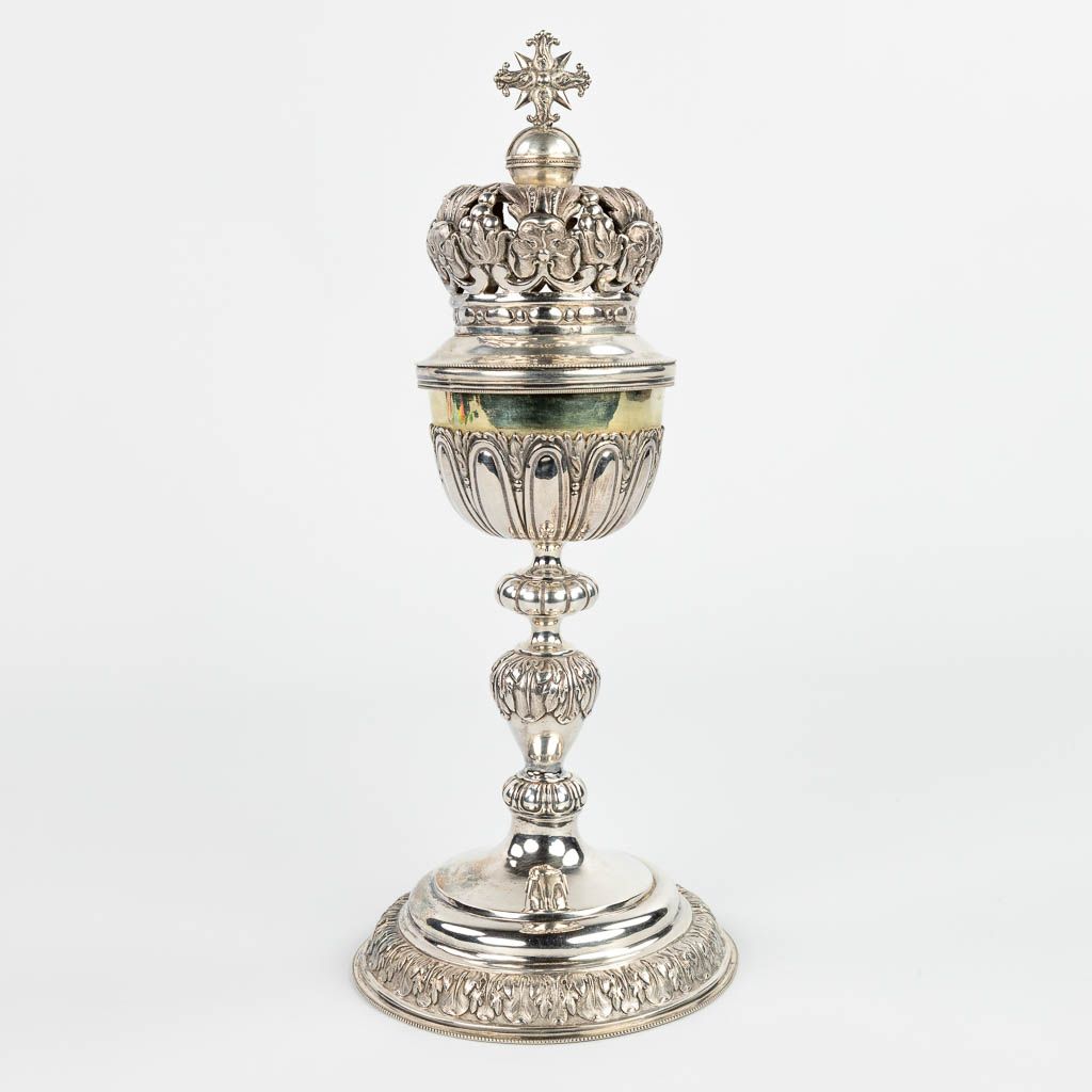 Null 一个由银制成的带有镂空皇冠的Ciboria。标有双Janus，833/1000，希腊战士头像，可能还有代表Kortrijk的字母H。制作于1831-1&hellip;