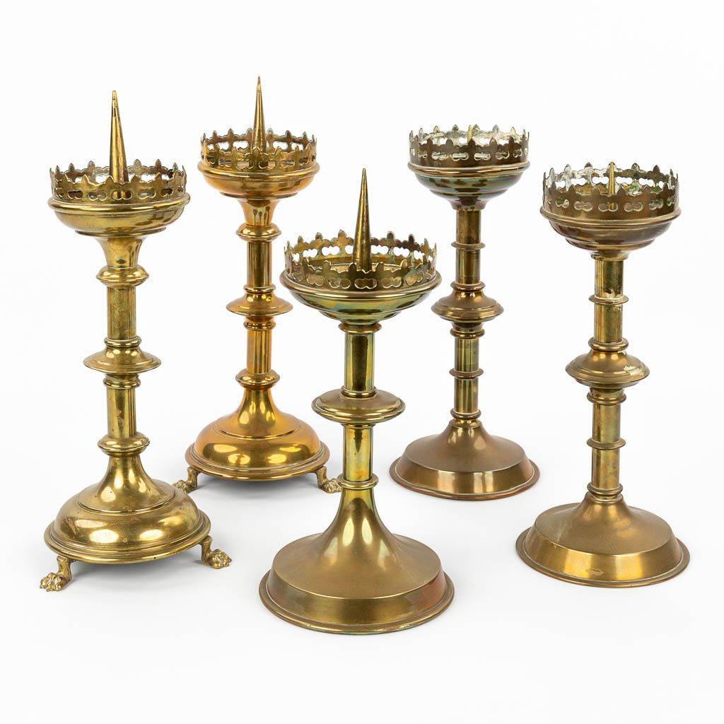 Null Une collection de 5 chandeliers en bronze et cuivre de style néogothique. (&hellip;
