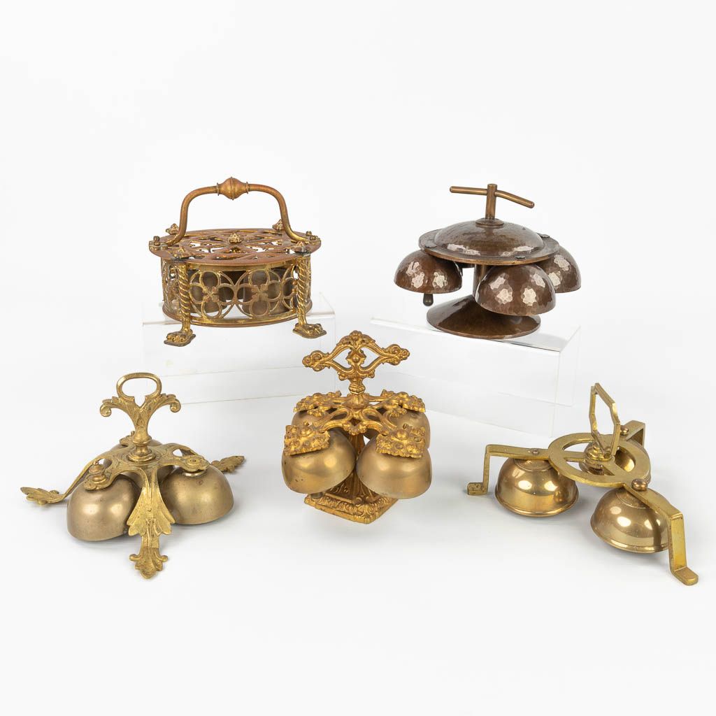 Null Une collection assemblée de 5 cloches d'autel, faites de divers types de mé&hellip;