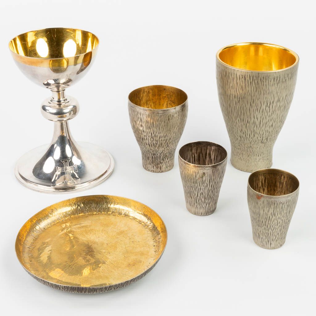 Null 银制圣杯，标有Billaux Grossé，布鲁塞尔和5件镀银的圣餐配件。圣杯重量：261克。(16 x 11,5 cm)