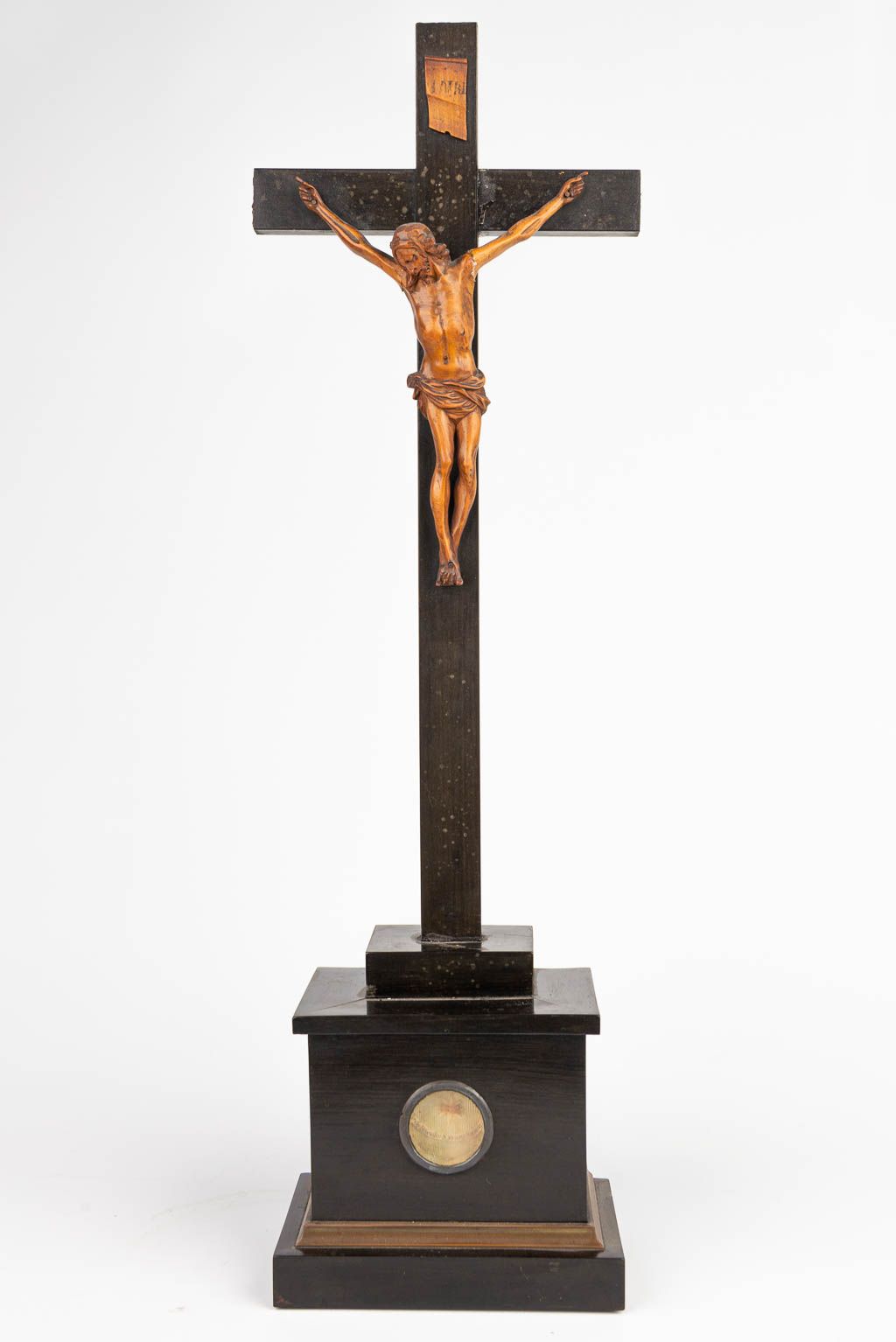 Null 棕榈木制成的基督圣体雕塑，放在一个乌木质地的十字架上，上面有 "弗朗西斯-泽维尔 "的遗物。(15,5 x 51 cm)