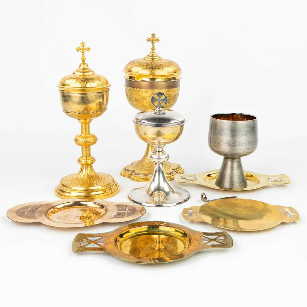 Null A collection of 3 ciboria, a chalice and 4 patens/trays. Made of silver-pla&hellip;