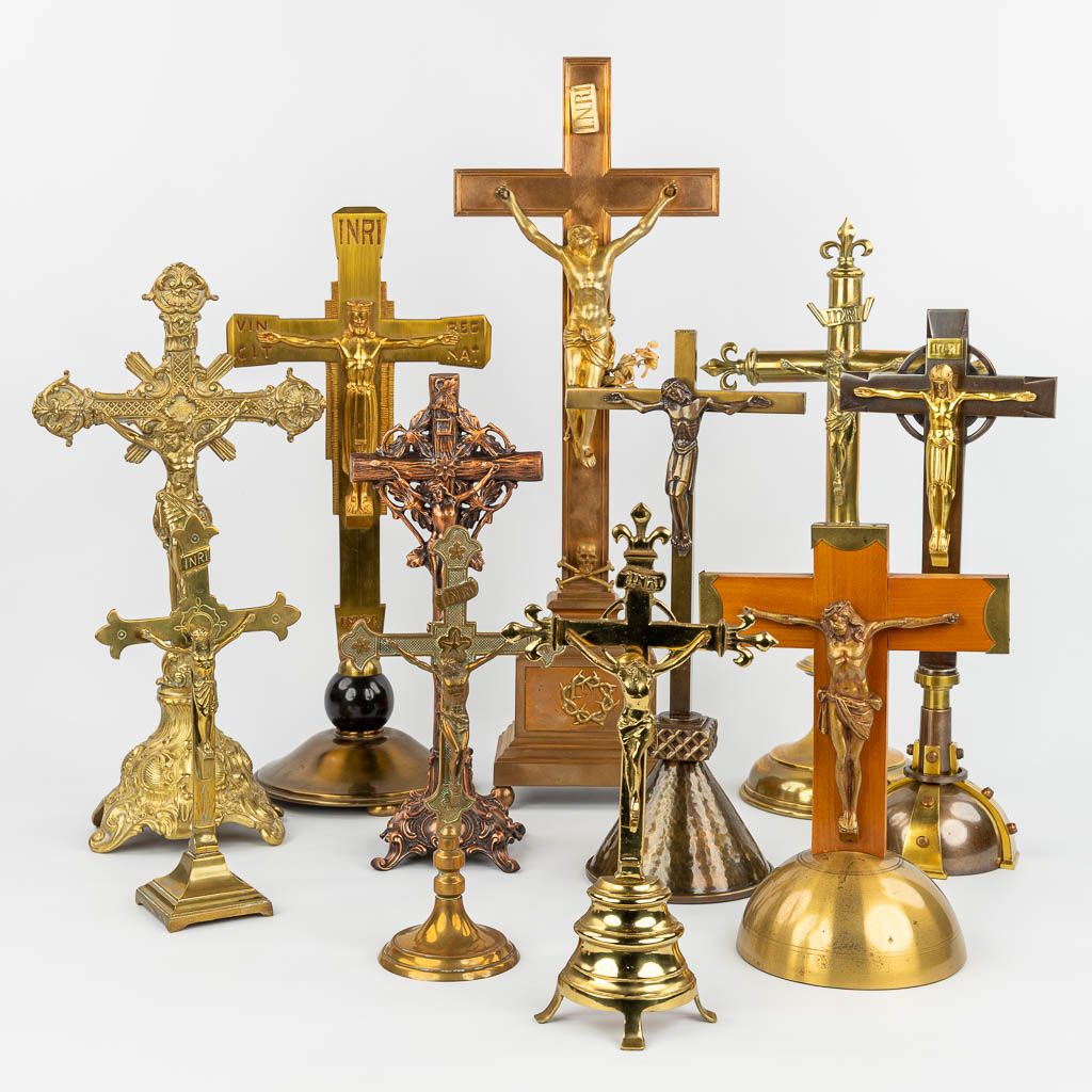 Null 大量的青铜、黄铜和金属制成的十字架收藏。(23 x 65 cm)