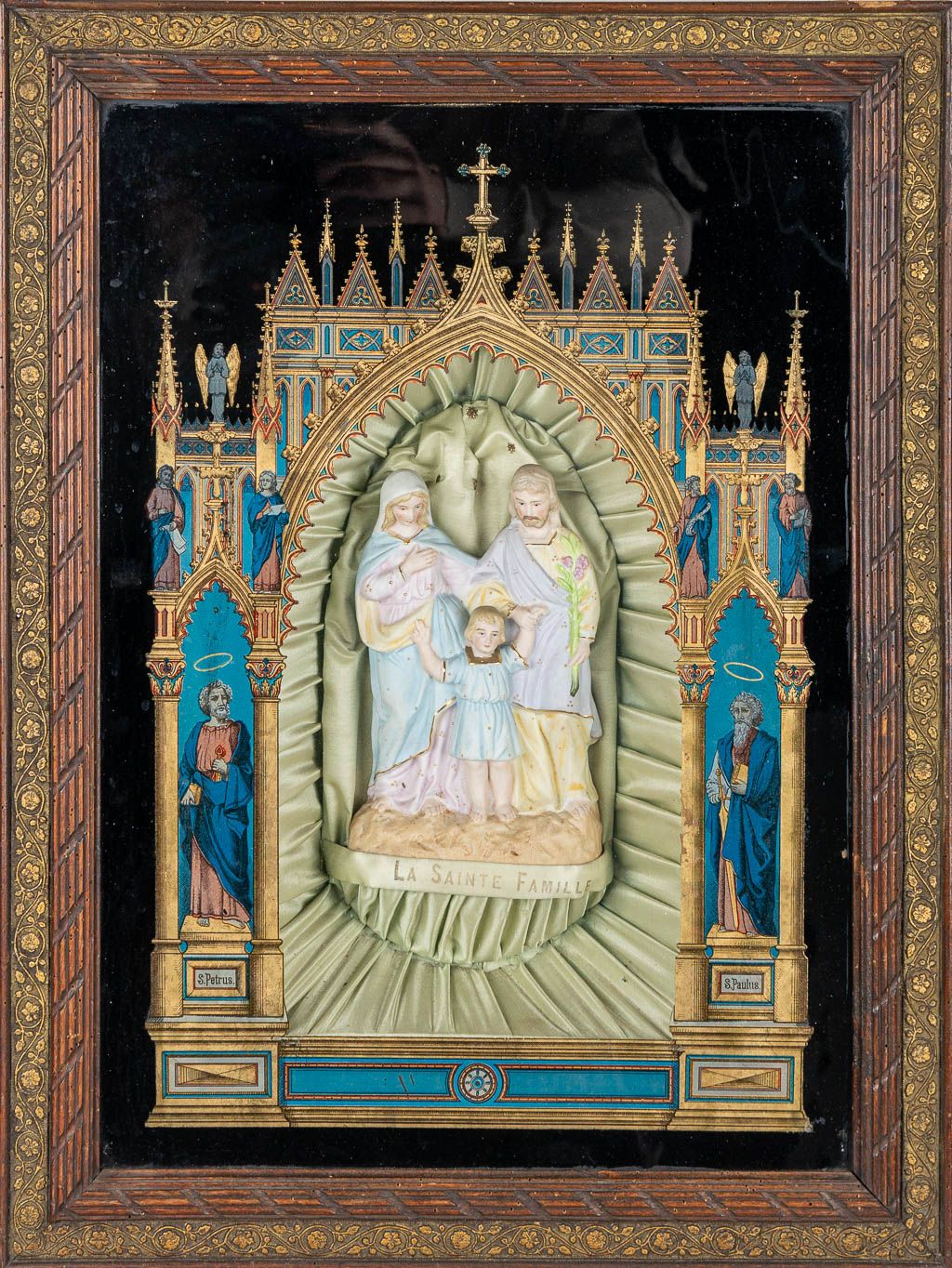 Null 一幅哥特式复兴风格的Eglomisé反向玻璃画，有一个双色瓷制成的神圣家族雕像。(9,5 x 47 x 63 cm)