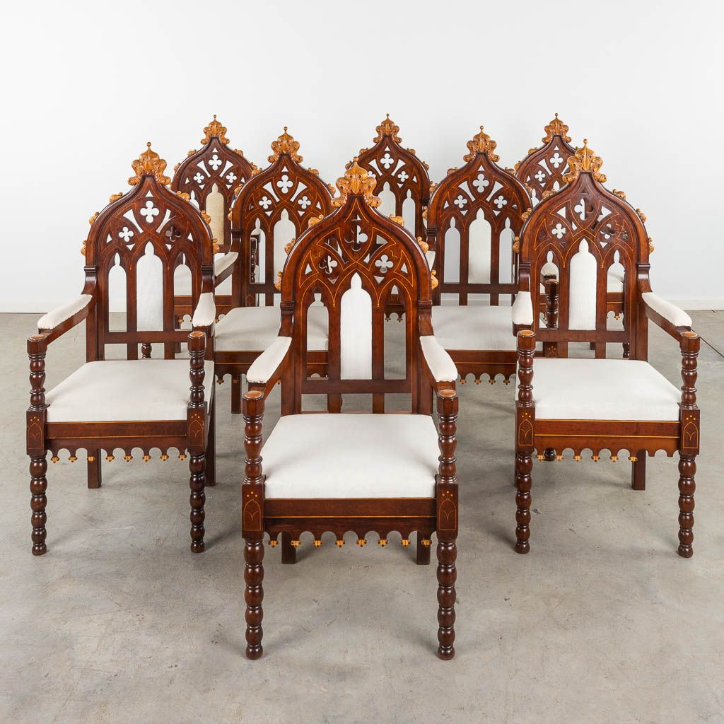 Null 
Un exceptionnel ensemble de 8 trônes, en bois sculpté dans un style néo-go&hellip;