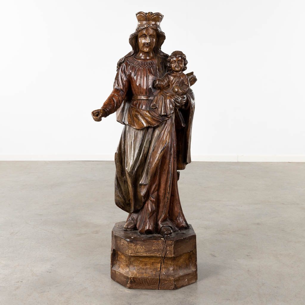 Null 
一个大型的木雕圣母和孩子的塑像。 


尺寸。
(长：28 x 宽：29 x 高：95厘米)