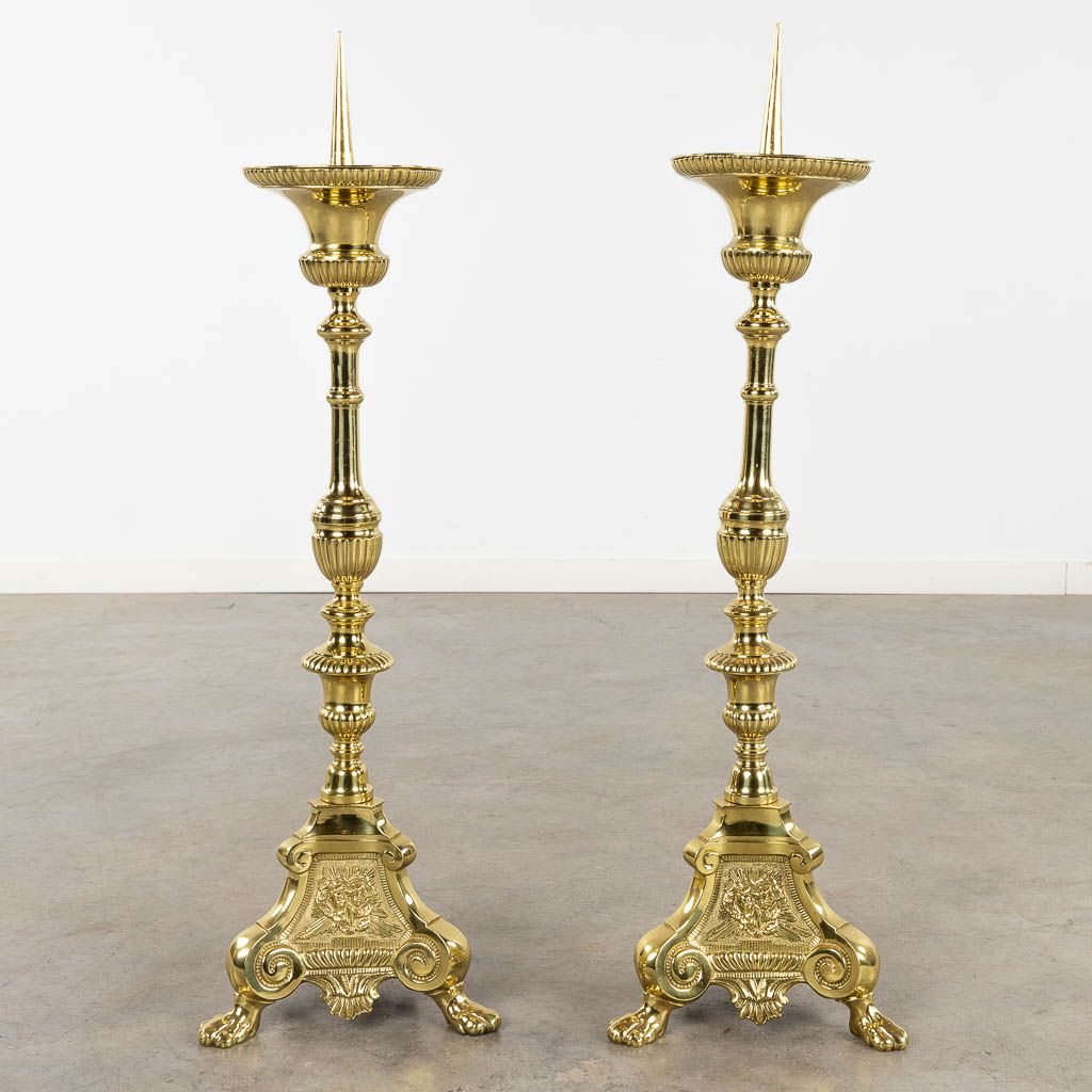 Null 
一对教堂烛台或烛台的抛光铜。

有棱有角的形象，站在狮子的脚上。 

19世纪。


尺寸。
(D:24 x W:27 x H:88 cm)