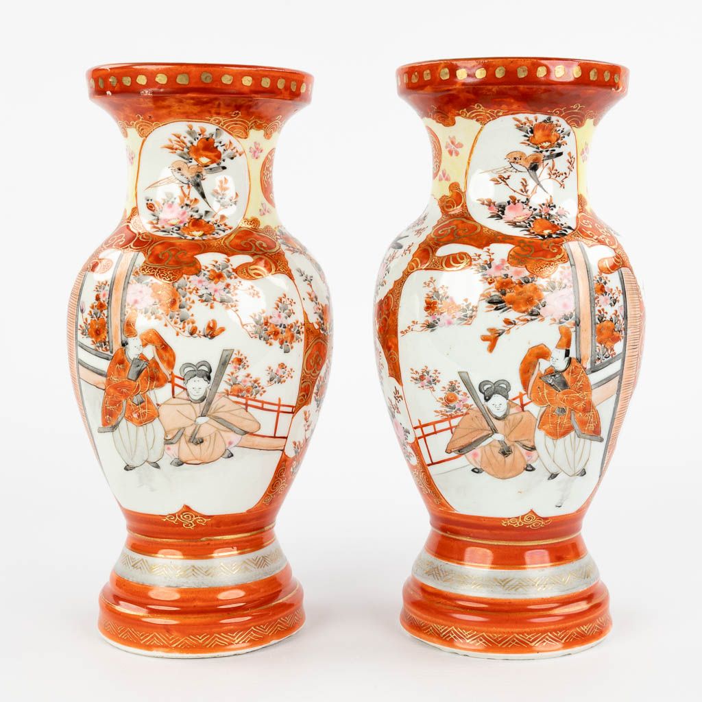 Null 
一对日本 "Kutani "花瓶，明治时期，19世纪。 


尺寸。
(高：24,5 x 深：11厘米)
