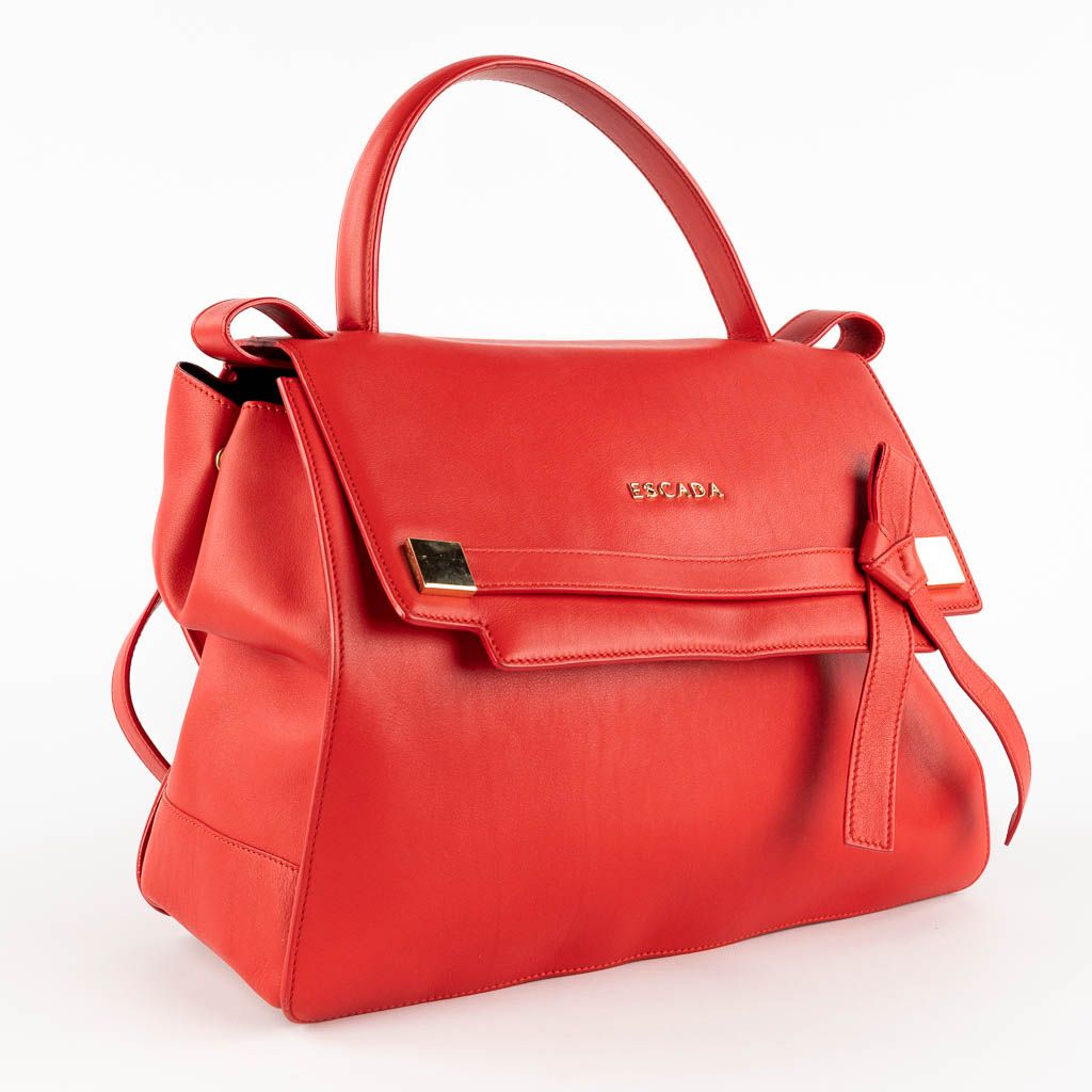 Null 
Escada, un bolso de cuero rojo.


Dimensiones:(An:33 x Al:28 cm)