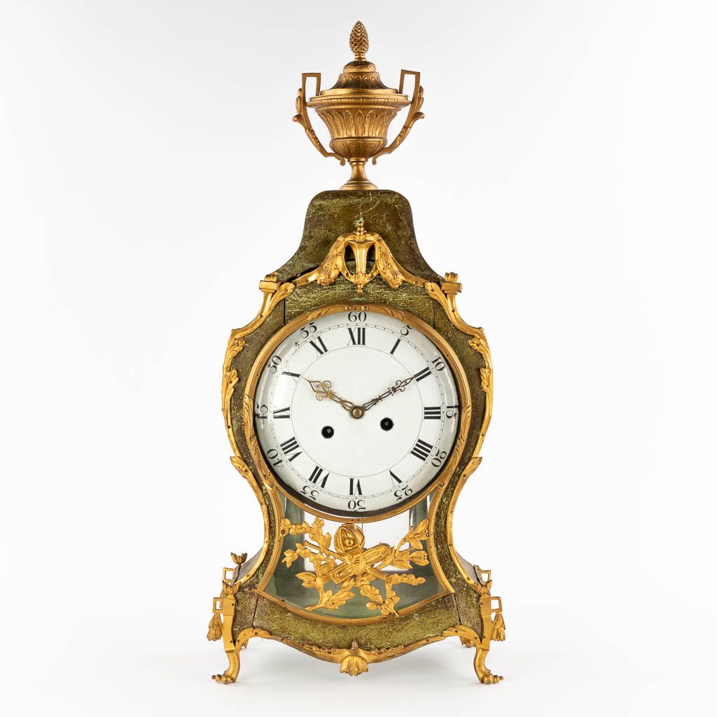 Null 
一个古董卡特尔钟，木质镶金铜，路易十六时期。 

冠轮擒纵机构，丝绳悬挂。该钟有主弹簧。18世纪末。


尺寸：（长：14 x 宽：36 x 高：7&hellip;