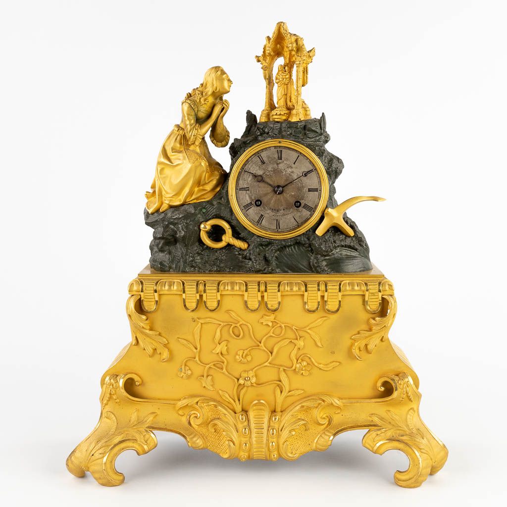 Null 
一个古董壁炉钟 "The Prayer"，镀金和抛光的青铜。

表盘上有签名 "Pasquet à Bordaux"。丝绳悬挂。摆锤已被替换，铃铛丢&hellip;