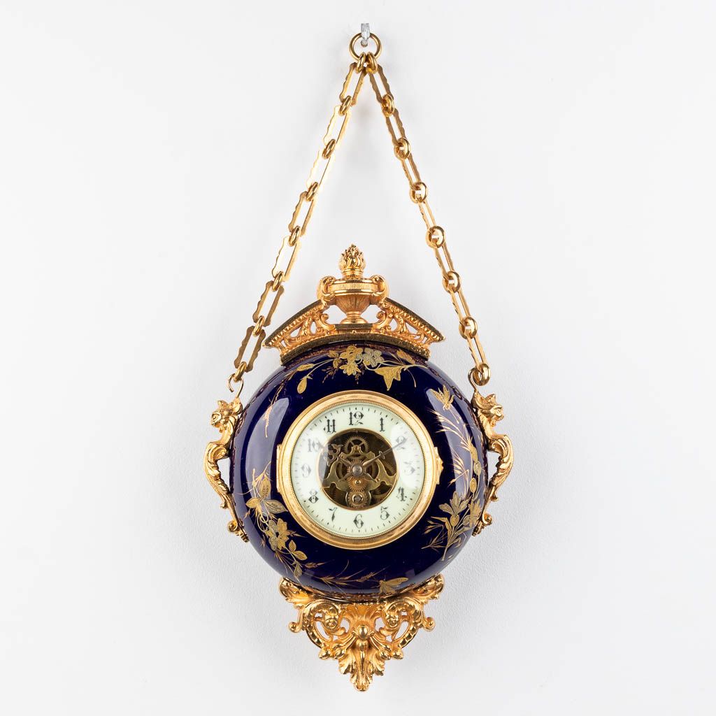 Null 
一个挂钟，钴蓝色的瓷器上镶嵌着青铜。

也被称为 "面包师的钟"。 

19世纪。 

只有时钟的尺寸。 


尺寸：(W:26 x H:36 cm&hellip;