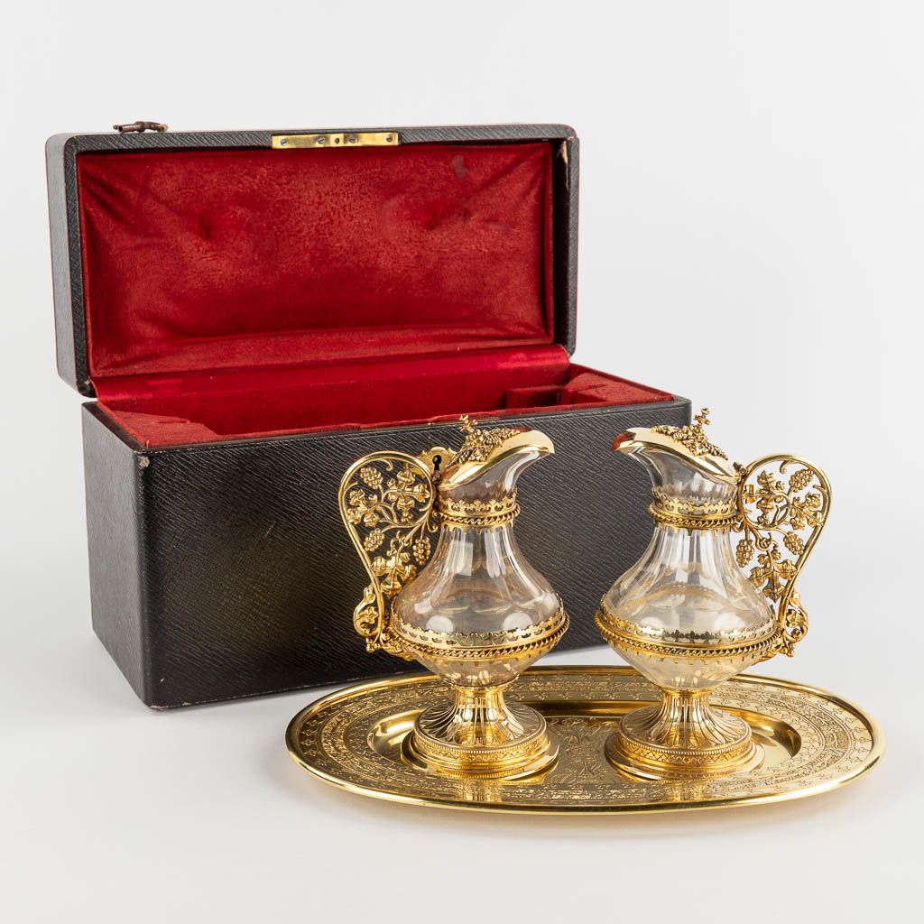 Null 
一套酒和水的坩埚，镀金银的原盒。可能是Bourdon，19世纪。 

没有发现印记。 

毛重：1014克。 


状况报告：

- 其中一个坩埚的&hellip;