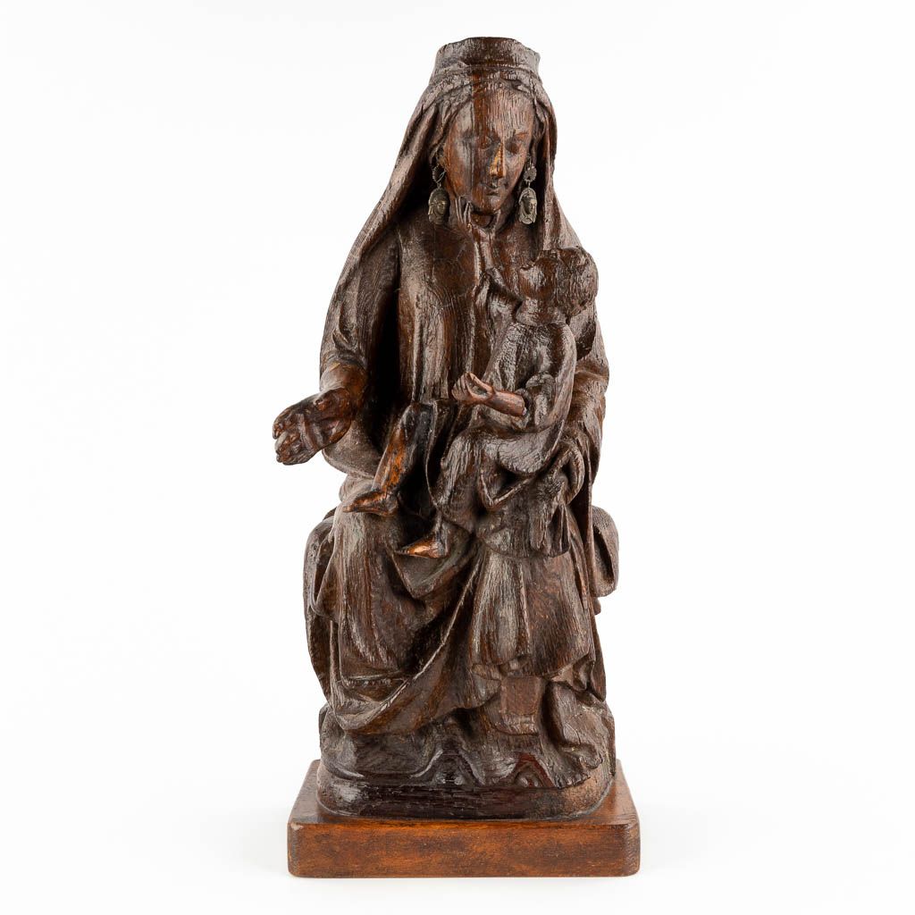 Null 
Sculpture ancienne en bois représentant une mère et son enfant, en chêne, &hellip;