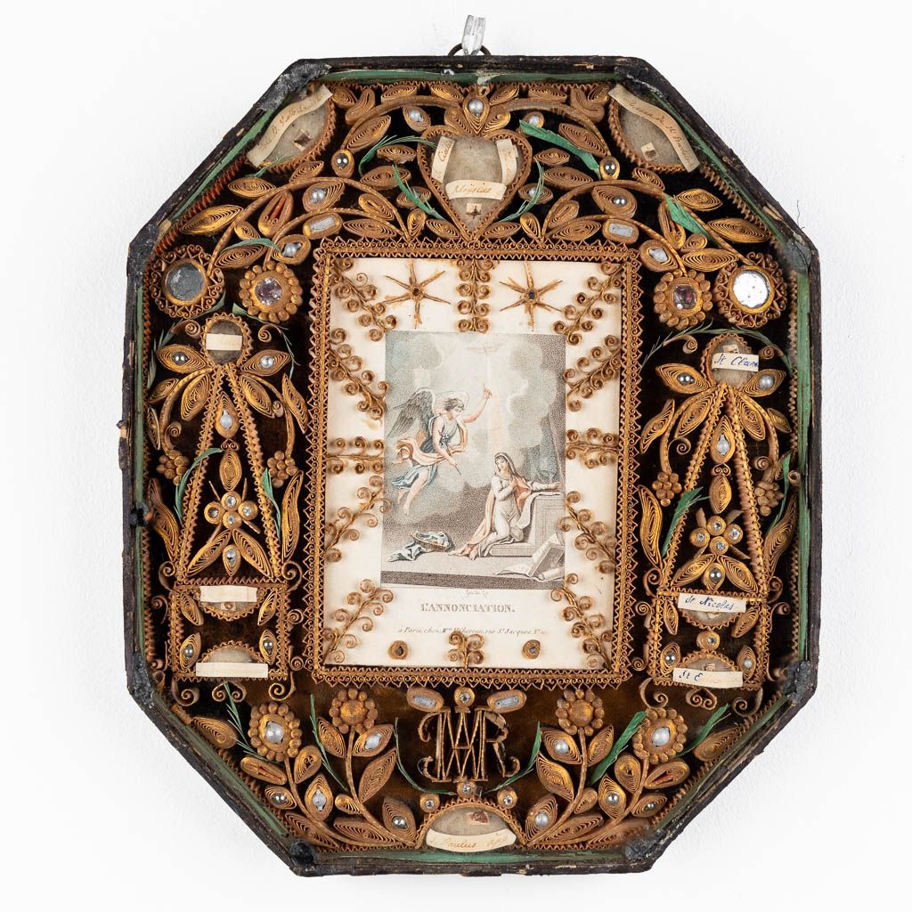 Null 
一个古董灵位框架 "L'Annonciation"，用刻面玻璃、珍珠和蜡完成。 

12件遗物：阿洛伊斯-贡兹，圣西西莉亚，圣保罗-使徒，圣克拉拉，&hellip;