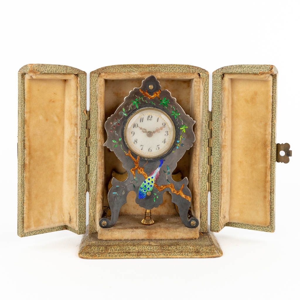 Null 
一个旅行者的时钟，银制，手绘珐琅。孔雀的装饰。大约在1900年。

带着原来的盒子。背面标有 "Brevet D.R.G.M 249644 Depo&hellip;