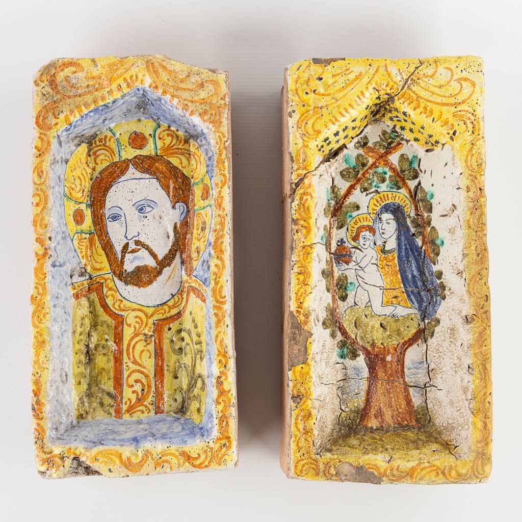 Null 
两件陶器嵌件/凹槽，陶器上有一个多色的耶稣和带孩子的圣母图像。南欧。 


尺寸：（长：9 x 宽：17 x 高：37厘米）