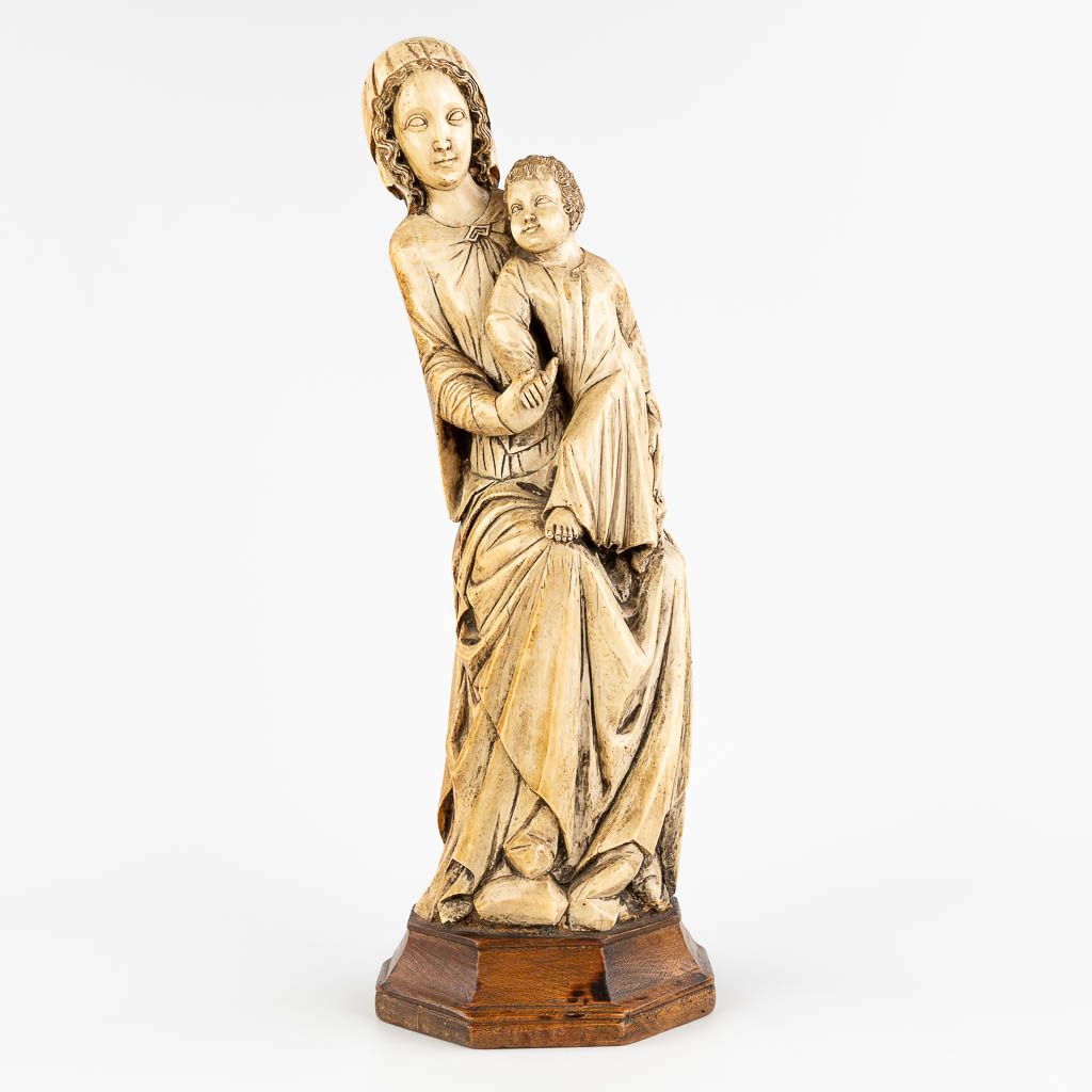 Null 
Madone à l'enfant, sculptée en ivoire dans un style néo-gothique, 19e sièc&hellip;