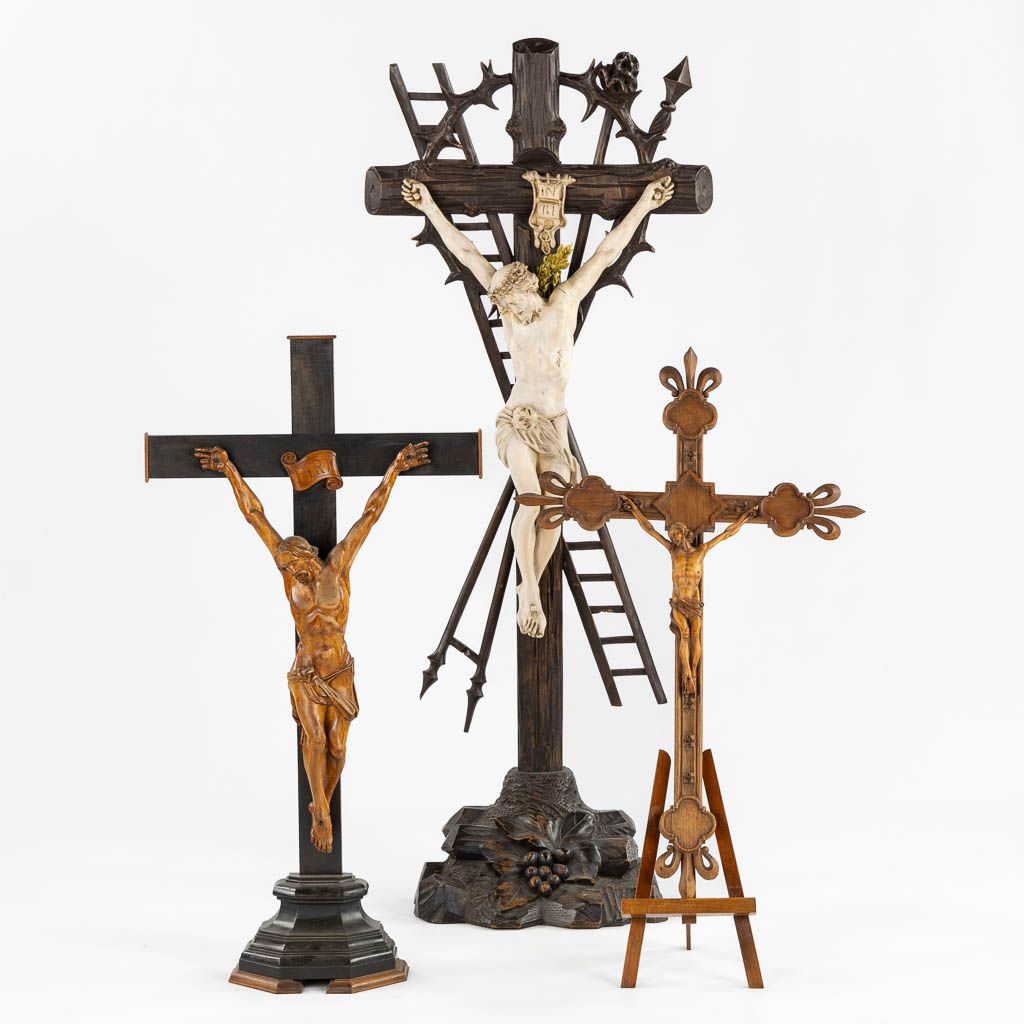 Null Trois grands crucifix, sculptés en bois et en plâtre.




Dimensions : (L:4&hellip;
