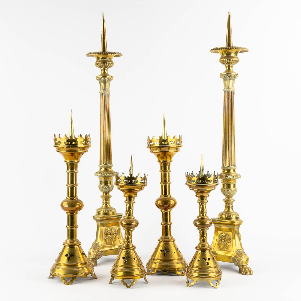 Null Trois paires de chandeliers d'église, en laiton. Néo-gothique.

H : 86 cm

&hellip;