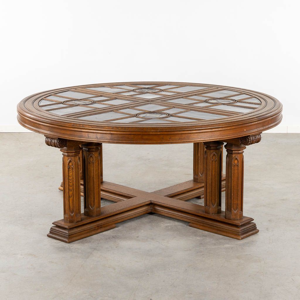 Null Exceptionnelle table ronde néo-gothique, incrustée de vitraux. Vers 1900.

&hellip;