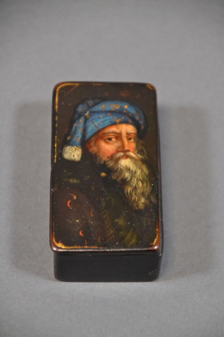 Null 用煮沸的硬纸板制作的长方形小盒子，盒盖上绘有戴头巾的大胡子半身像。19 世纪 2.3 x 7.5 x 3.9 厘米