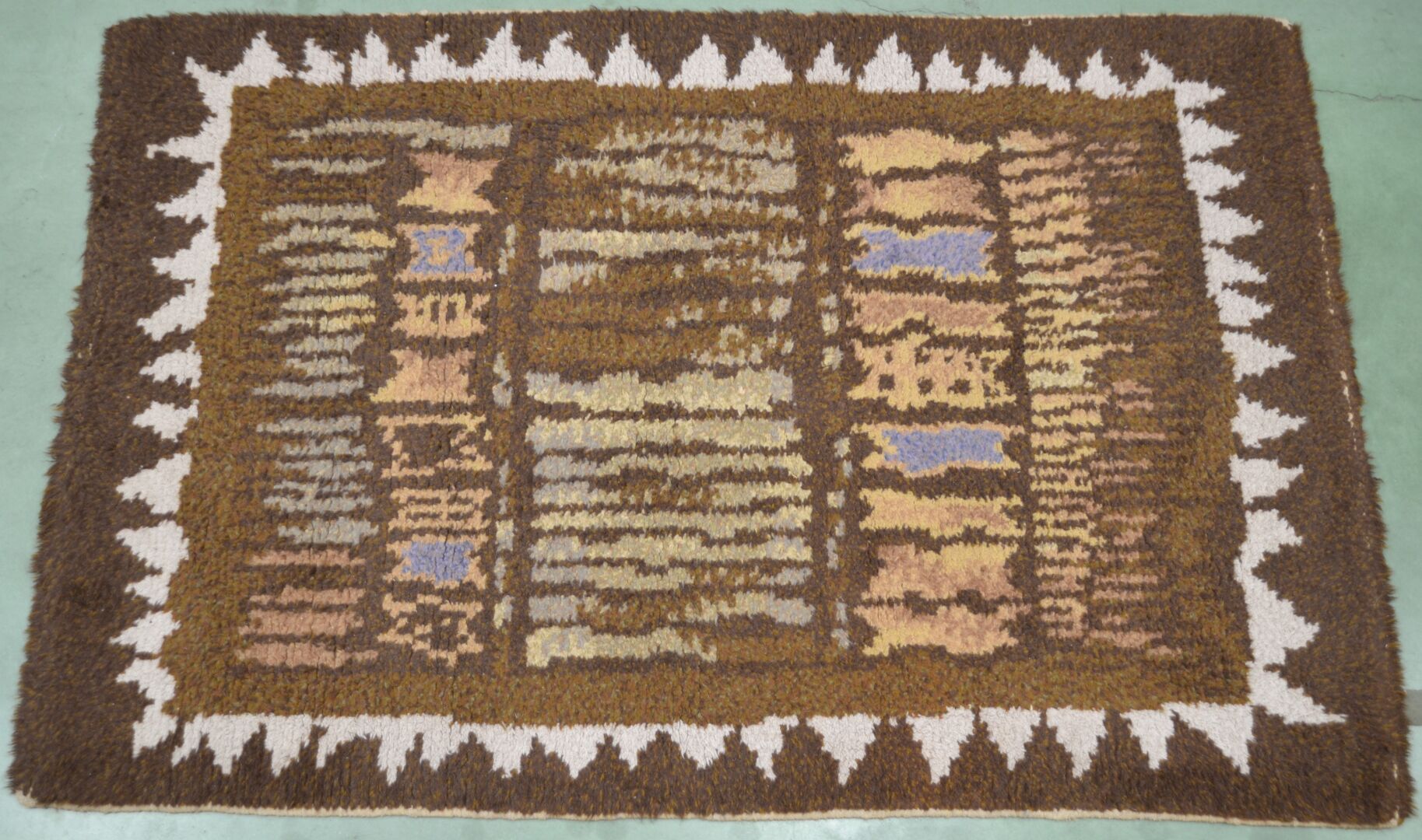 Null Tapis Rya en laine à décor géométrique sur fond brun. Suède, années 1970. 
&hellip;
