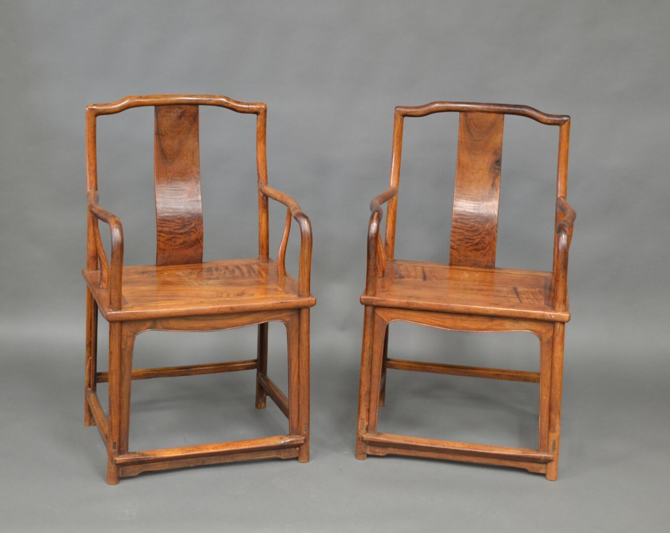 Null CHINE Paire de fauteuils en bois (restaurations anciennes) H. 104 cm, L. 61&hellip;