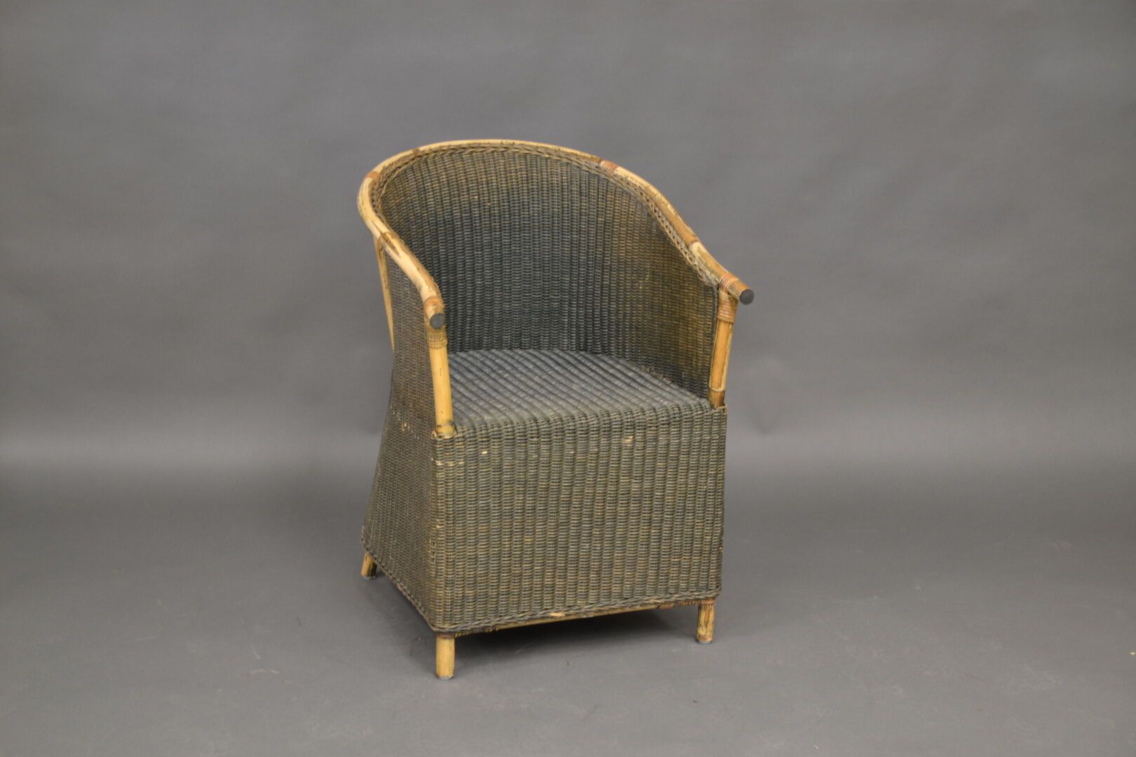 Null Garden armchair in woven wicker. Height : 82 cm, L. : 57 cm, D. : 64 cm.