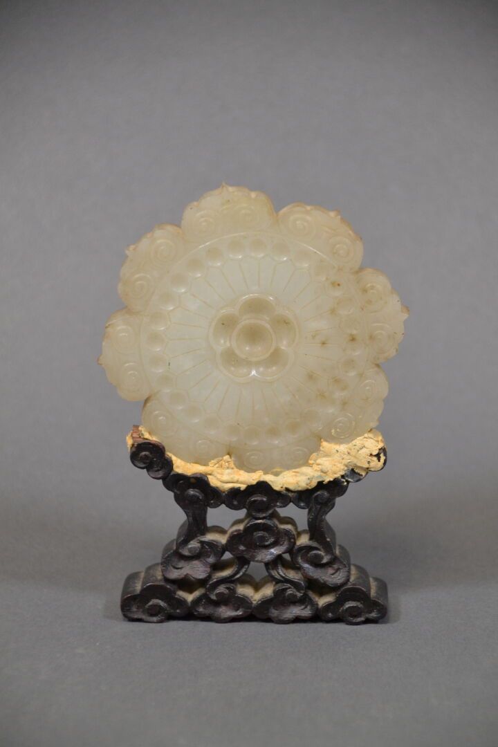 Null Chine, XVIIIe siècle
Pendentif en jade blanc, à décor double face d'une fle&hellip;