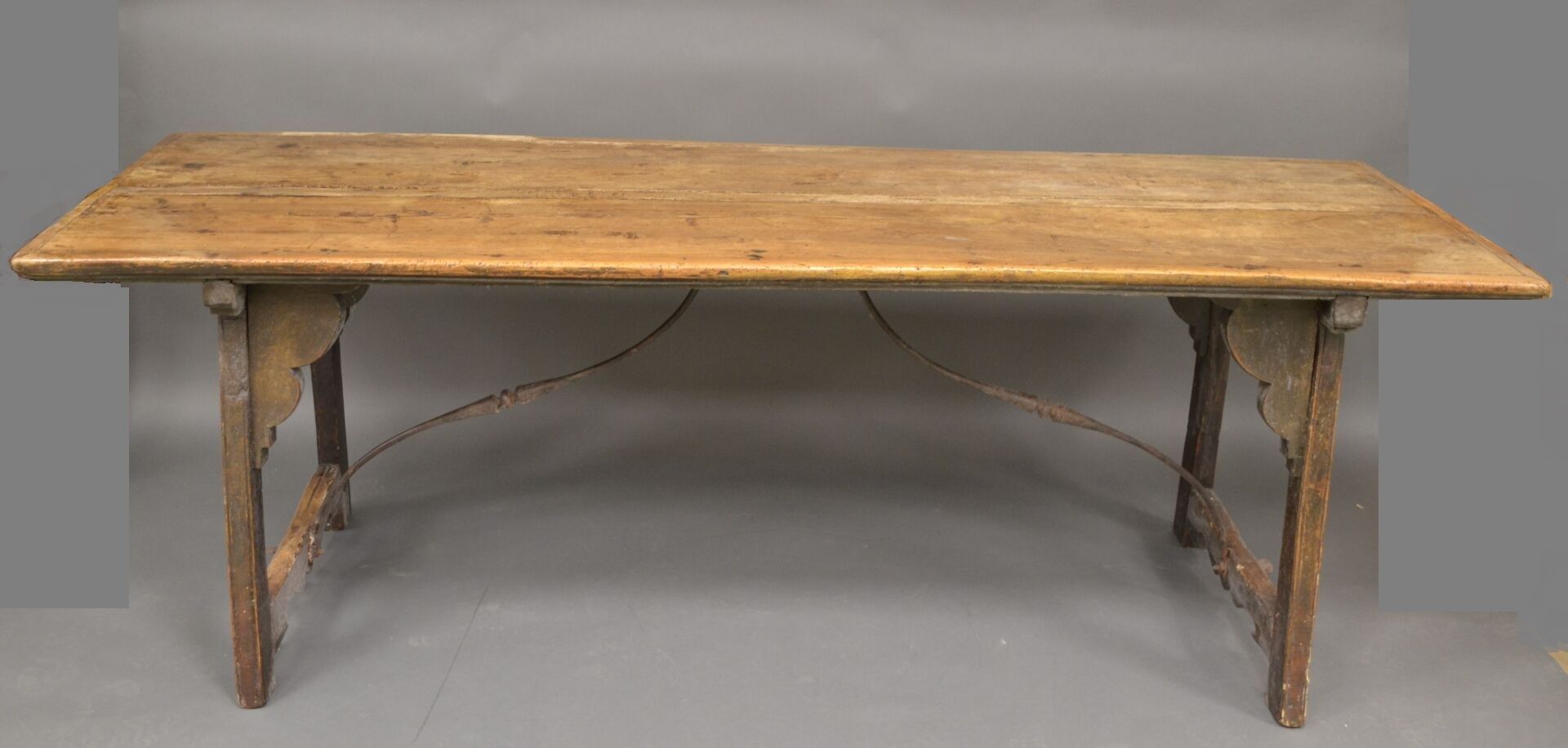 Null Table rectangulaire en noyer ciré sur piètement à entretoise métallique. Es&hellip;