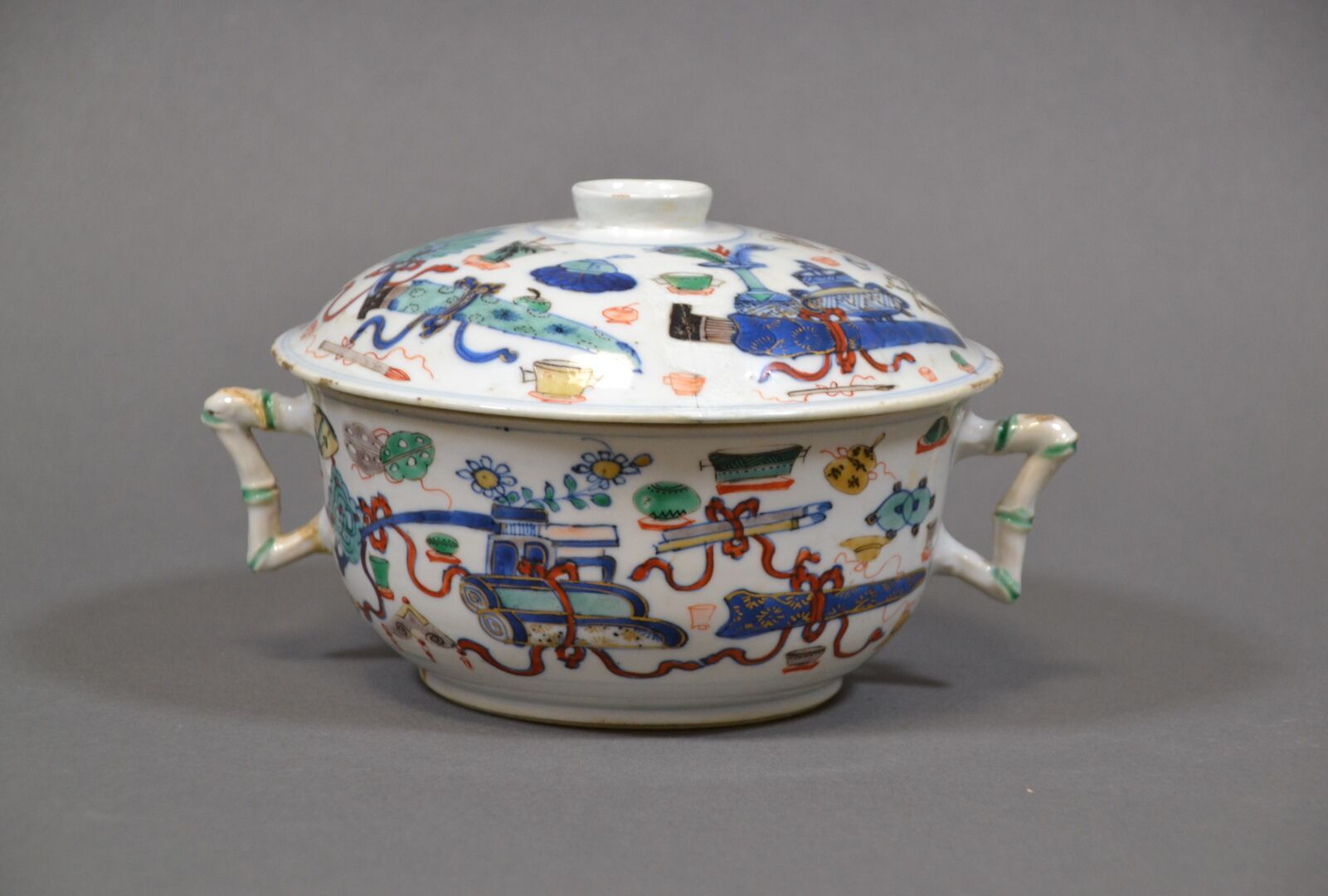 Null Chine, période Kangxi, XVIIIe siècle 
Coupe couverte en porcelaine et émaux&hellip;