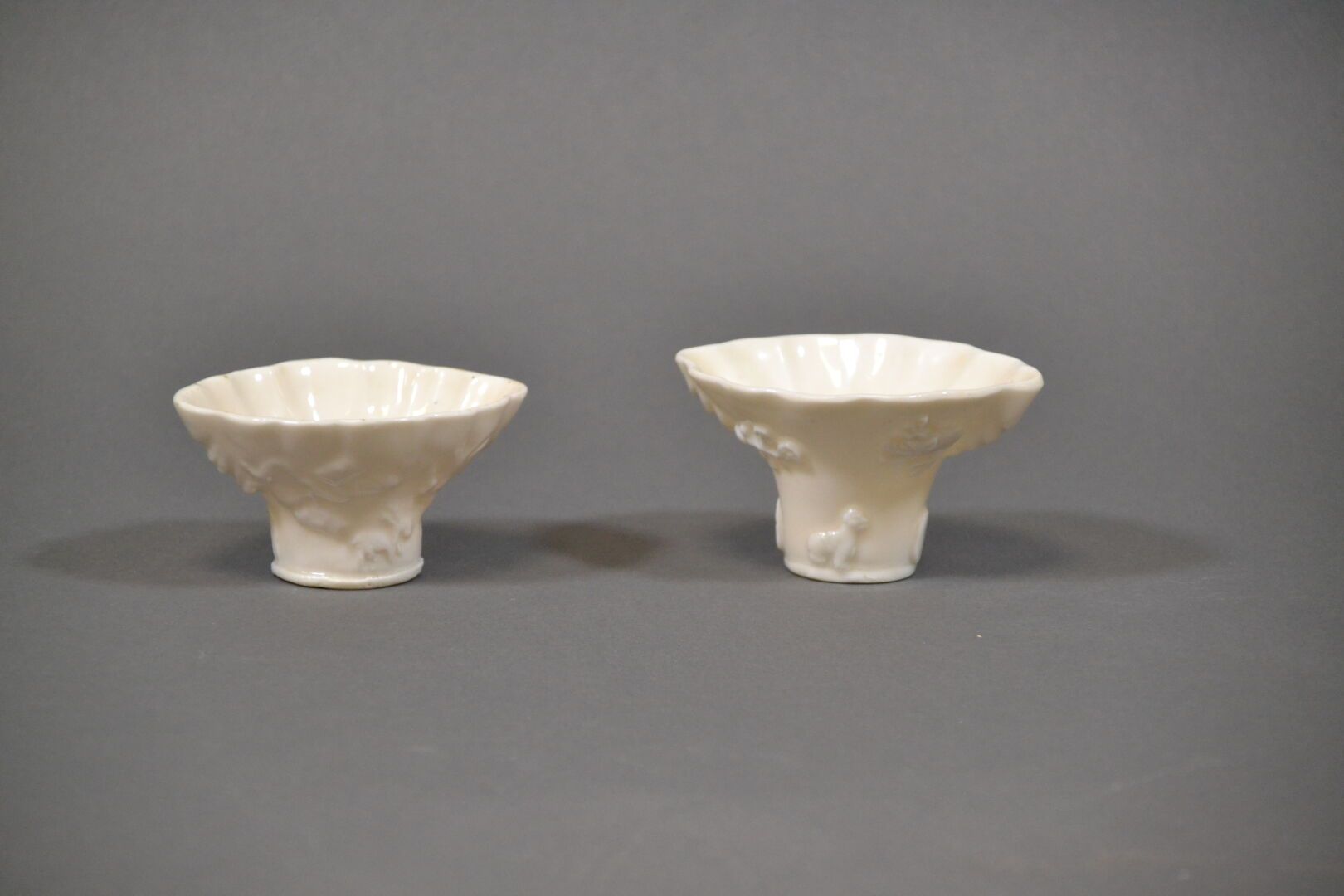 Null 中国，康熙时期
两件中国白珐琅烧酒碗，釉下模印虎、鹤、鹿和龙纹饰。 
长 9.5 和 9.8 厘米