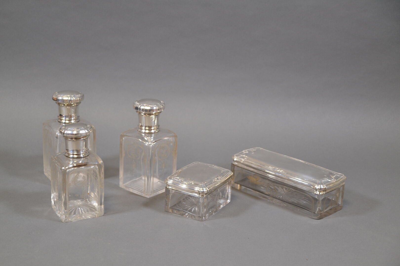 Null Toilettenartikel aus graviertem Kristallglas und Silber mit Rocaille-Dekor,&hellip;