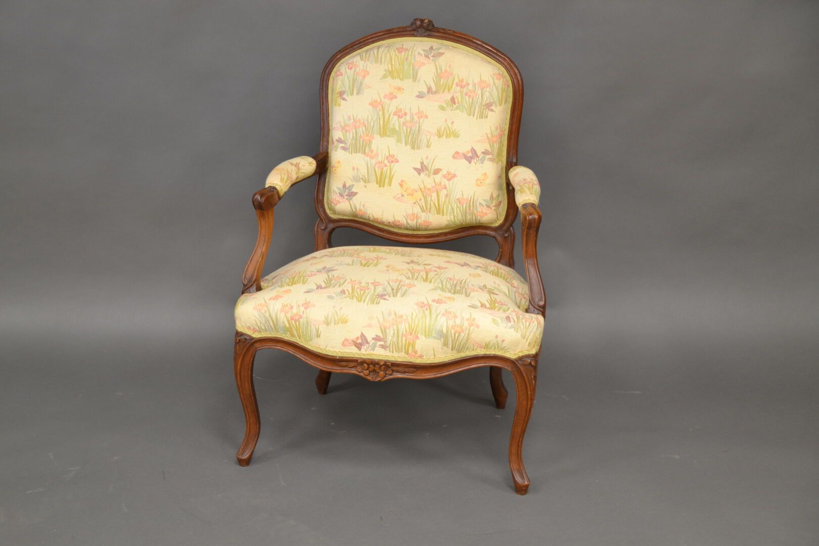 Null Louis XV flat-back armchair in molded waxed beech, carved with flowers, cam&hellip;