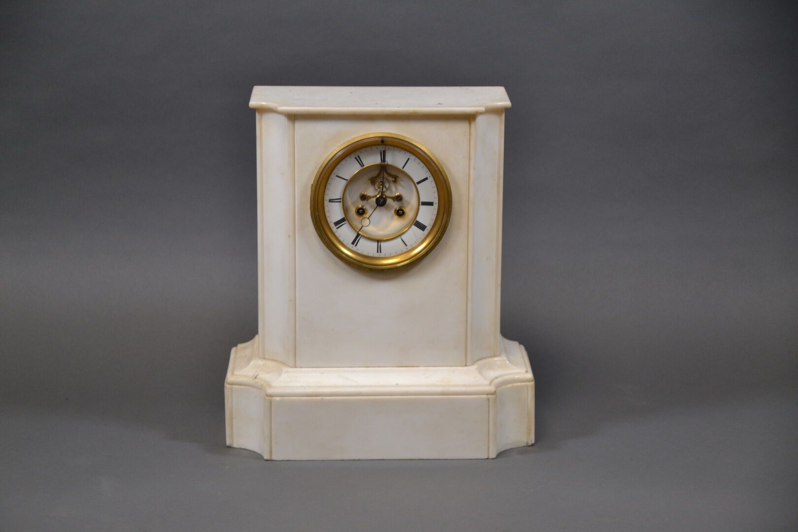Null Boundary clock in white marble, the annular enamel and brass dial with Roma&hellip;