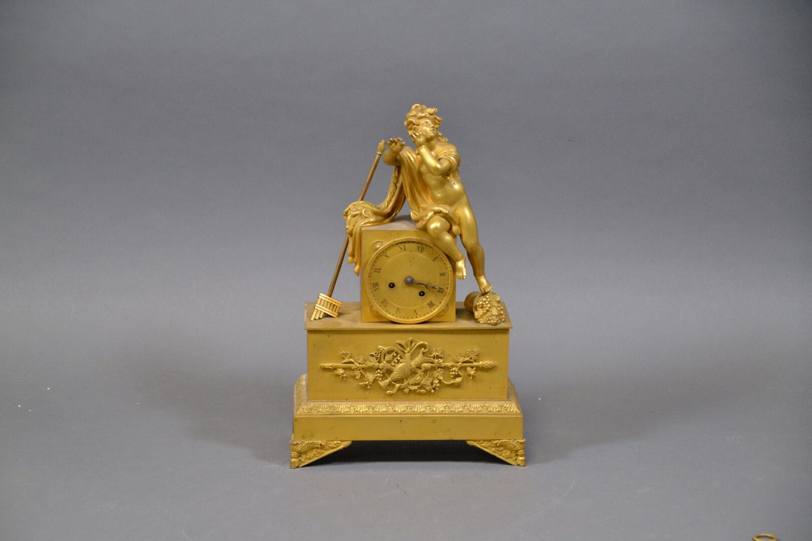 Null Small gilt bronze clock, the dial inscribed in a terminal surmounted by a B&hellip;