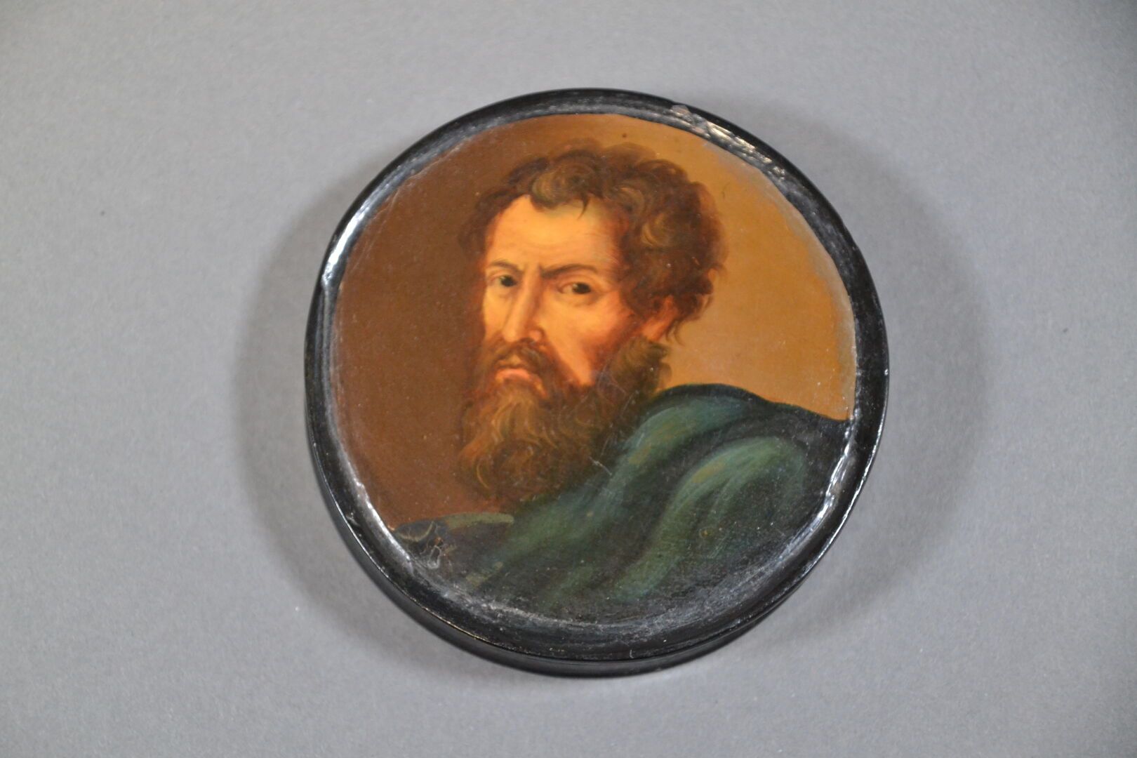 Null Boite circulaire en carton bouilli, le couvercle orné d'un portrait homme b&hellip;
