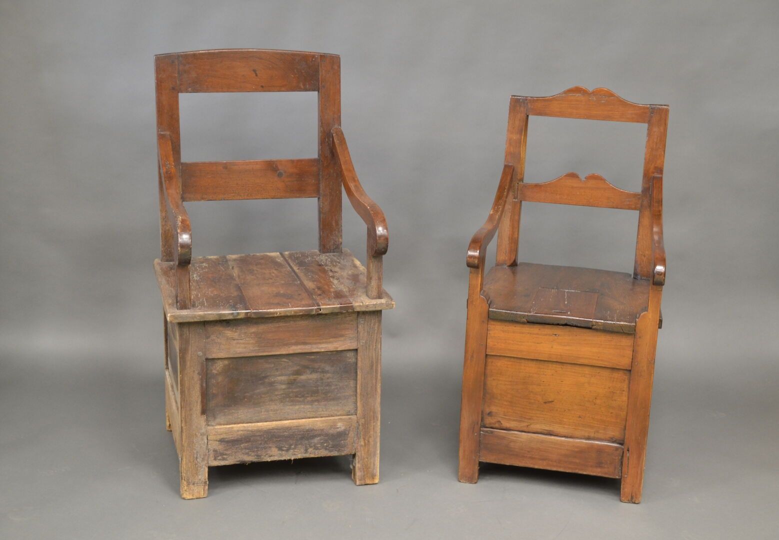 Null Deux fauteuils périgourdins formant coffre à sel en bois fruitier et noyer,&hellip;
