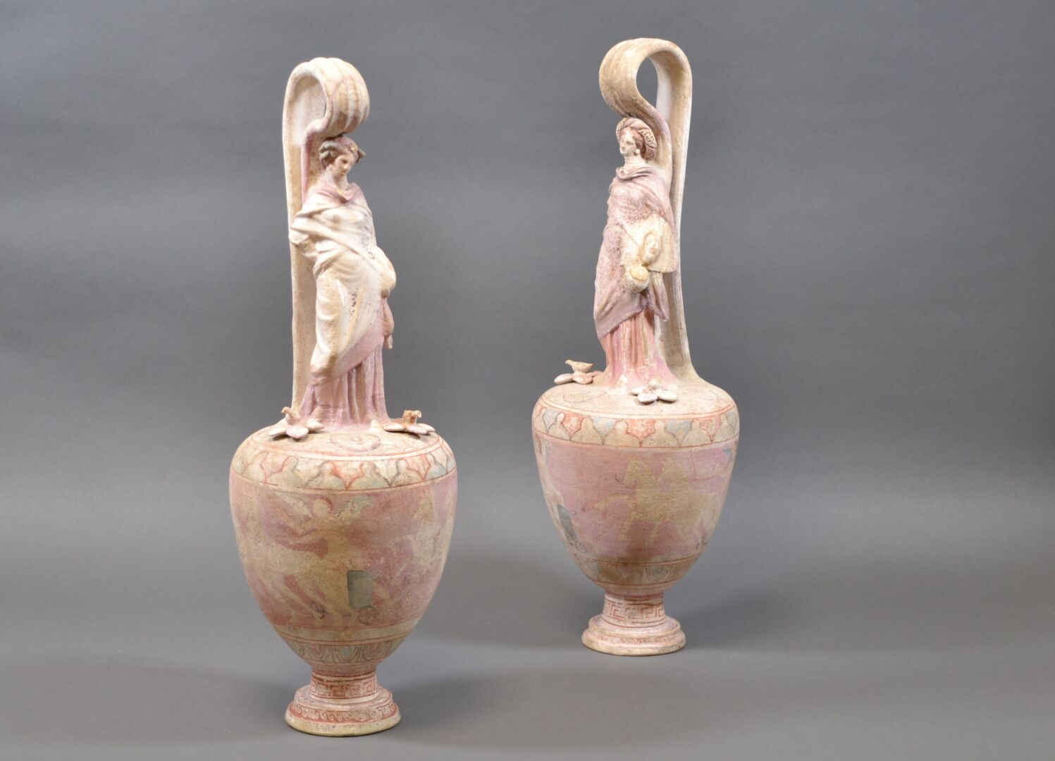 Null Paire de pseudo-vases dont les anses sont décorées d'une femme drapée coiff&hellip;
