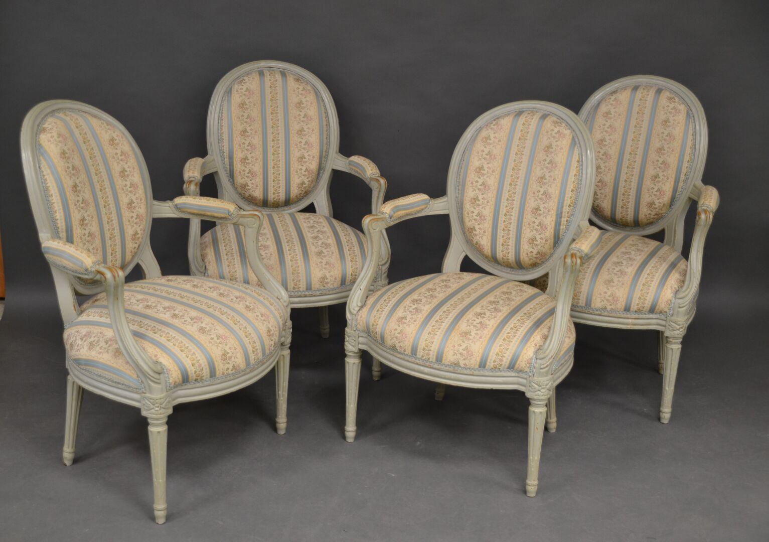 Null Suite de quatre fauteuils en bois mouluré, sculpté et relaqué gris, le doss&hellip;