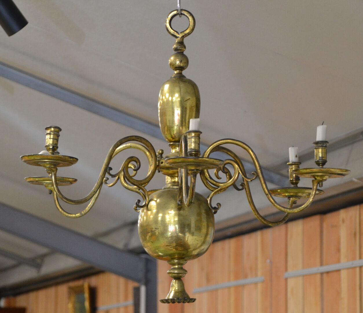 Null 荷兰青铜和黄铜枝形吊灯，有六条蜿蜒的枝臂。18 世纪，高 70 厘米，直径 79 厘米