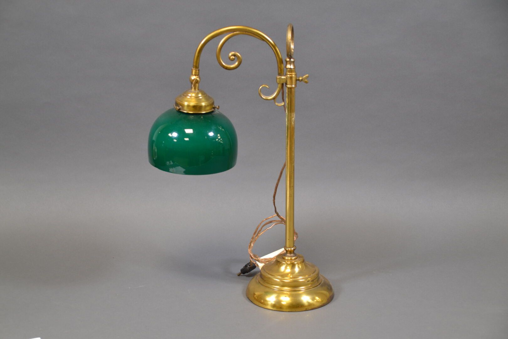 Null Lampe de bureau en laiton à déflecteur en verre teinté vert. 
H. 48 cm