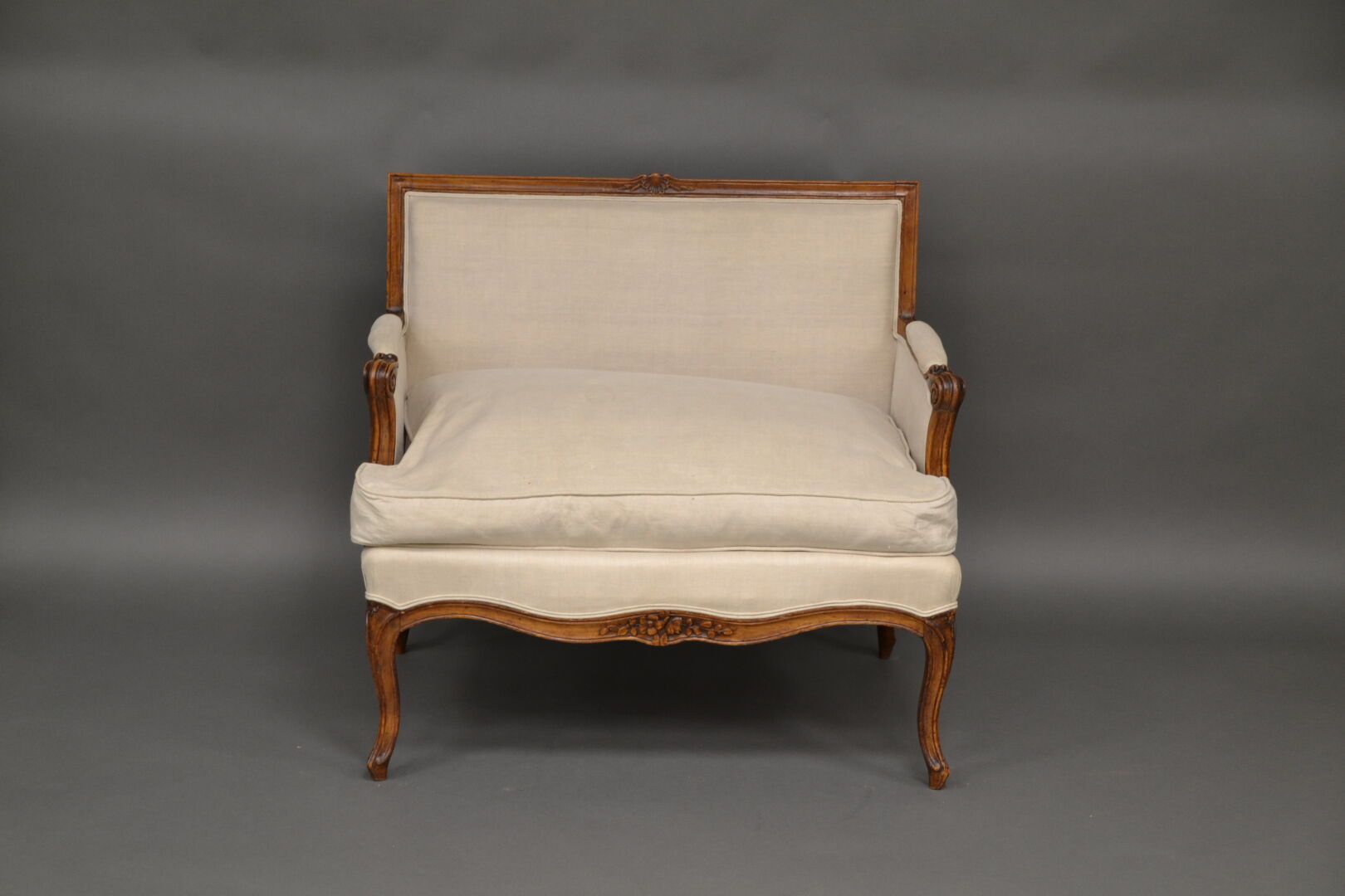 Null Marquise in molded and carved natural wood, with rectangular back, armrests&hellip;