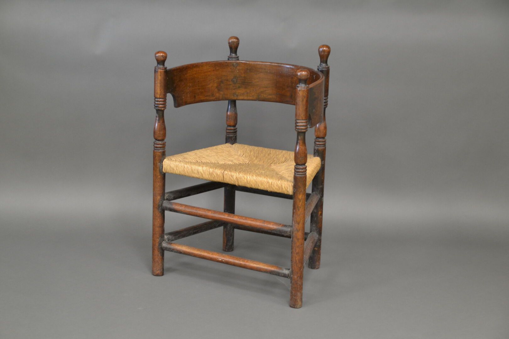 Null Sessel aus gewachstem Holz mit umlaufender Rückenlehne, breitem Band und st&hellip;